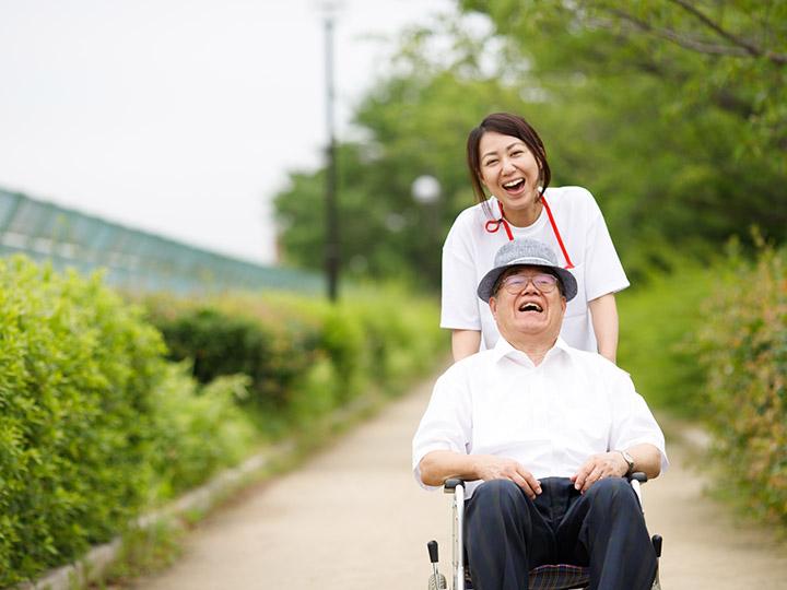 【介護スタッフ】≪思いやり・寄り添う心を大切にする≫そんな温かい職場です♪ 