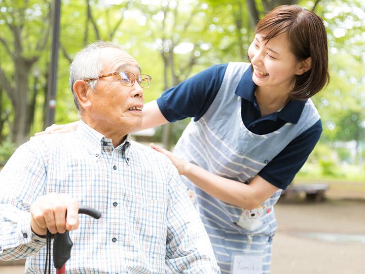 【介護スタッフ】☆地域でも屈指の厚待遇☆万全の人員体制でアナタも安心して働ける♪