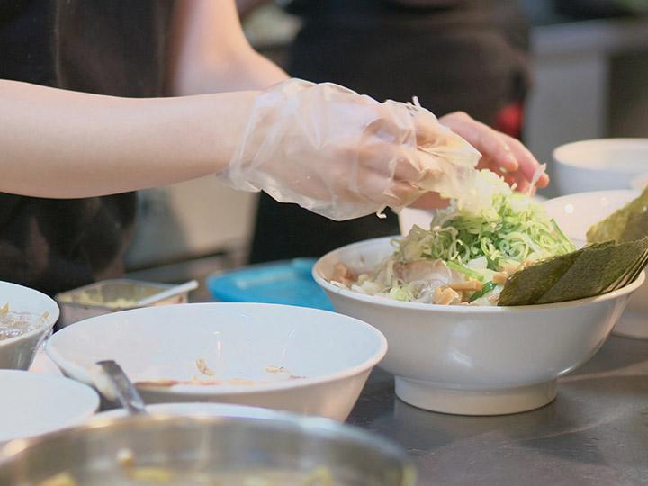 【ラーメン店ホール・キッチンスタッフ】≪2店舗同時募集≫自己申告シフト制で学業・家事と両立出来る!